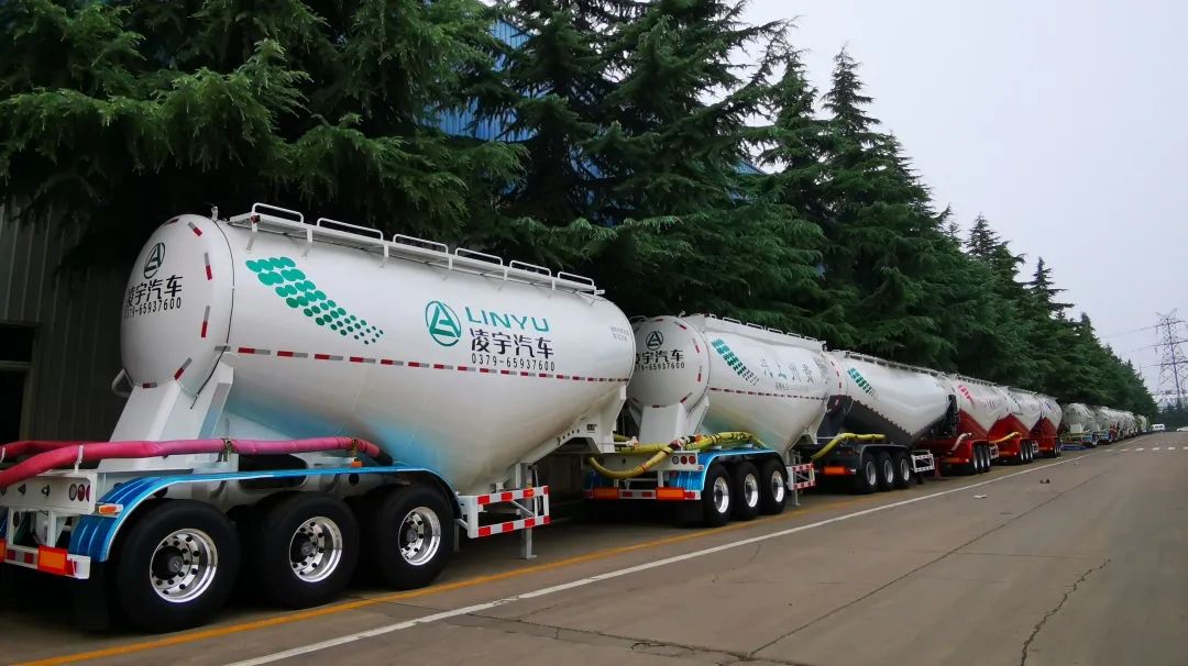 中集凌宇粉罐車(chē)