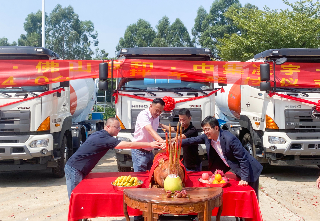 喜氣洋洋共相聚，40臺凌宇攪拌車交付大客戶！