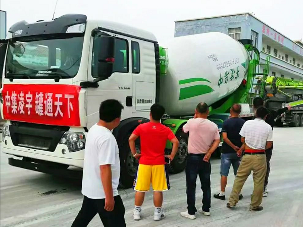 開攤啦！凌宇攪拌車“擺攤兒”湖北，客戶當(dāng)場(chǎng)下單！