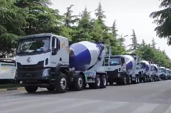 市場如此火爆，一批批新車交付用戶。場面壯觀！